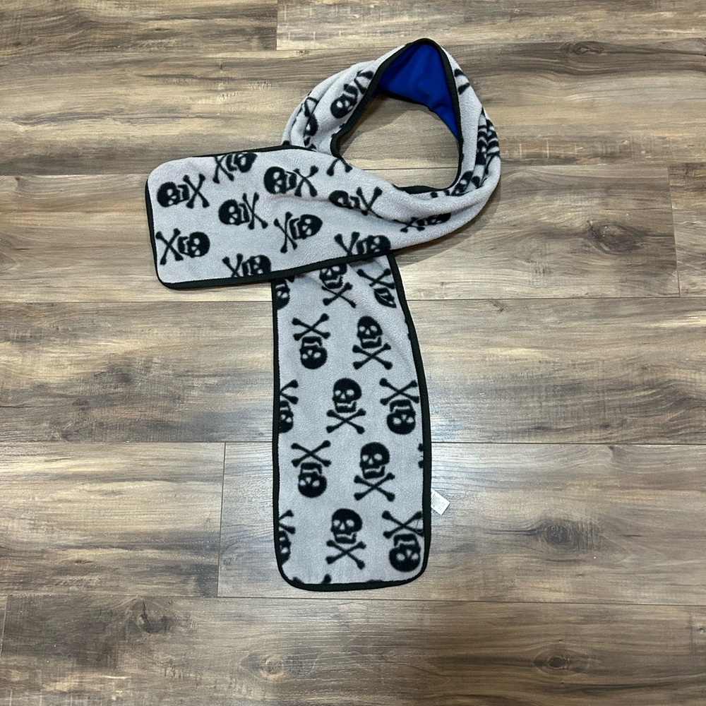 Gothic Skull and Crossbones Scarf - Picture 2 of 4